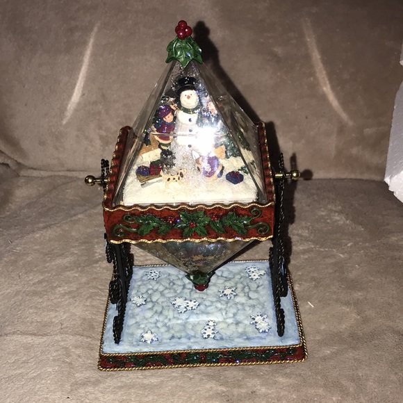 Kirkland signature Rotating Pyramid Waterglobe Christmas Decor 💕 - Picture 5 of 8